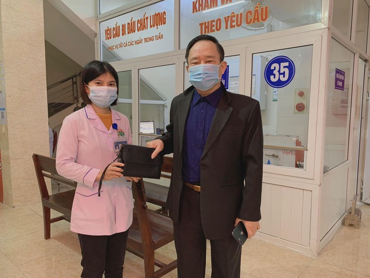 Nhân viên y tế nhặt được hơn 60 triệu đồng tìm người trả lại - Ảnh 2. Nhân viên y tế nhặt được hơn 60 triệu đồng tìm người trả lại - Ảnh 2.
