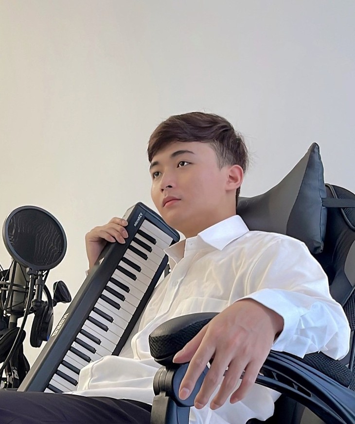 HuyR, cha đẻ bản hit ‘Anh thanh niên’ bất ngờ tái xuất, kiện công ty quản lý - Ảnh 5. HuyR, cha đẻ bản hit ‘Anh thanh niên’ bất ngờ tái xuất, kiện công ty quản lý - Ảnh 5.
