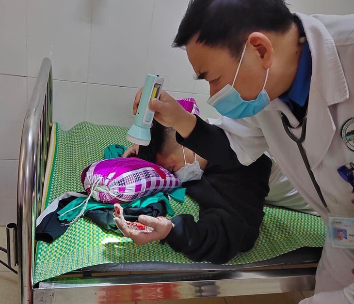 Điện thoại nổ khi sạc pin, nam học sinh bị dập nát bàn tay - Ảnh 1.