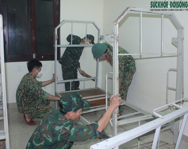 Hàng trăm bộ đội xuyên đêm chuẩn bị khu điều trị F0 không triệu chứng ở Huế - Ảnh 4. Hàng trăm bộ đội xuyên đêm chuẩn bị khu điều trị F0 không triệu chứng ở Huế - Ảnh 4.