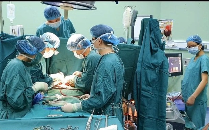 Cho trẻ ngồi trước vô lăng ô tô, bé 14 tháng tuổi chấn thương ngực, dập phổi vì tài xế đạp nhầm chân ga 