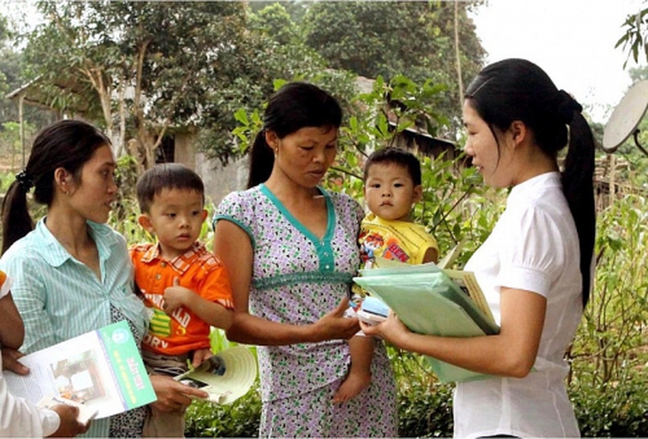 Cán bộ dân số tư vấn cho người dân về dân số kế hoạch hoá gia đình