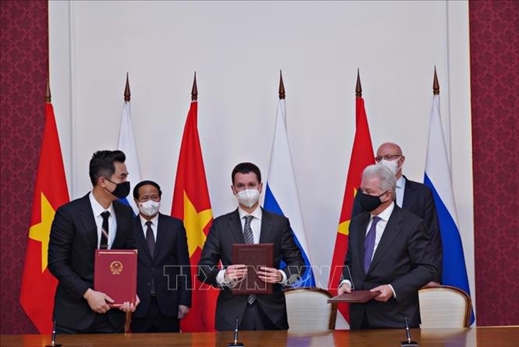 Lễ ký chuyển giao công nghệ sản xuất Sputk V cho Việt Nam (Theo đó, thiết lập mới một cơ sở sản xuất "chu trình đầy đủ”  vaccine Sputnik V phòng Covid-19 tại Việt Nam)