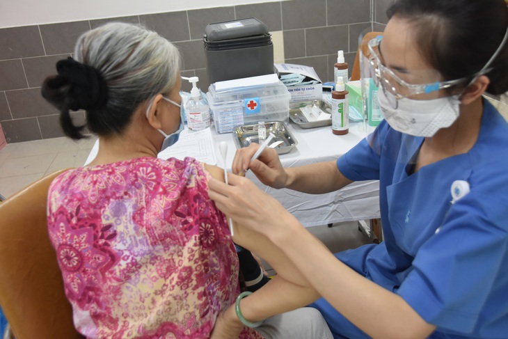TP.HCM dự kiến tiêm nhắc lại vaccine COVID-19 cho nhóm nguy cơ - Ảnh 2. TP.HCM dự kiến tiêm nhắc lại vaccine COVID-19 cho nhóm nguy cơ - Ảnh 2.