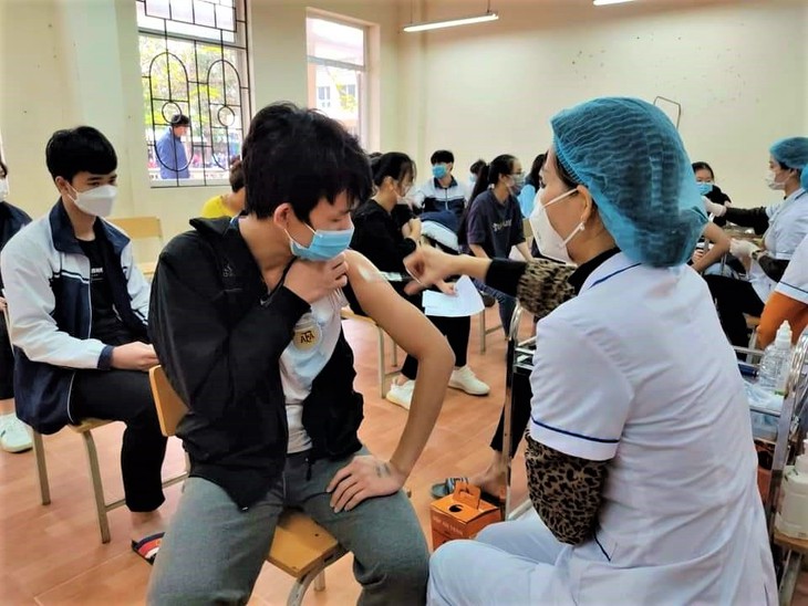 Từ 6/12, học sinh THPT Hà Nội trở lại trường học trực tiếp - Ảnh 2.