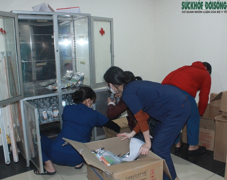 Hàng trăm bộ đội xuyên đêm chuẩn bị khu điều trị F0 không triệu chứng ở Huế - Ảnh 8. Hàng trăm bộ đội xuyên đêm chuẩn bị khu điều trị F0 không triệu chứng ở Huế - Ảnh 8.