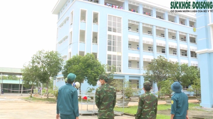 Hàng trăm bộ đội xuyên đêm chuẩn bị khu điều trị F0 không triệu chứng ở Huế - Ảnh 9. Hàng trăm bộ đội xuyên đêm chuẩn bị khu điều trị F0 không triệu chứng ở Huế - Ảnh 9.