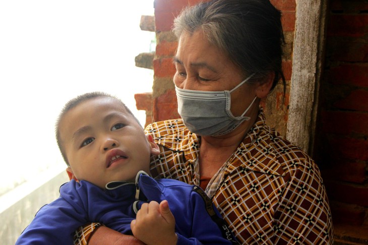 Người chồng tật nguyền nuôi vợ thiểu năng, con bại não bẩm sinh "muốn chết đi cho đỡ khổ" - Ảnh 4.