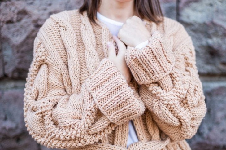 Áo len oversize: thoải mái và nữ tính - Ảnh 2. Áo len oversize: thoải mái và nữ tính - Ảnh 2.