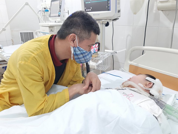 Thanh Hóa: Trao tiền bạn đọc đến hoàn cảnh cháu bé xem bệnh viện là nhà - Ảnh 2. Thanh Hóa: Trao tiền bạn đọc đến hoàn cảnh cháu bé xem bệnh viện là nhà - Ảnh 2.