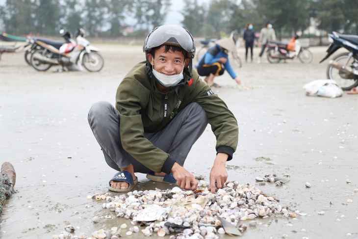 Ra biển mùa gió chướng, ngư dân Hà Tĩnh hứng "mưa sò huyết" - Ảnh 5.