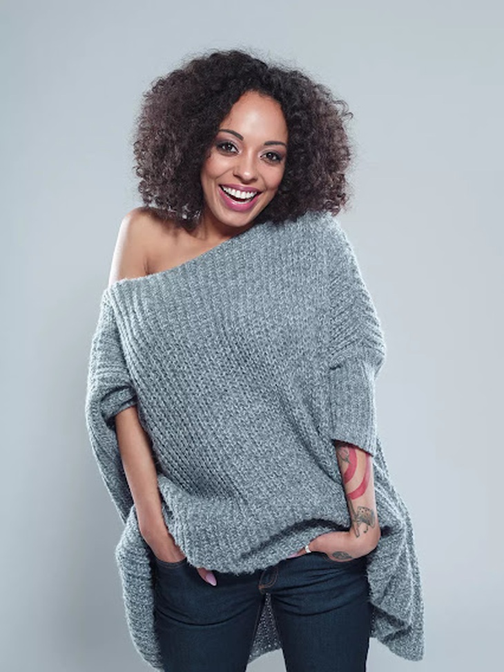 Áo len oversize: thoải mái và nữ tính - Ảnh 4. Áo len oversize: thoải mái và nữ tính - Ảnh 4.