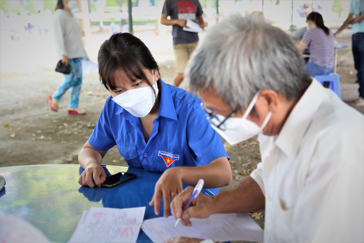Đội tình nguyện viên nhỏ tuổi vừa học online vừa tham gia chống dịch - Ảnh 1. Đội tình nguyện viên nhỏ tuổi vừa học online vừa tham gia chống dịch - Ảnh 1.