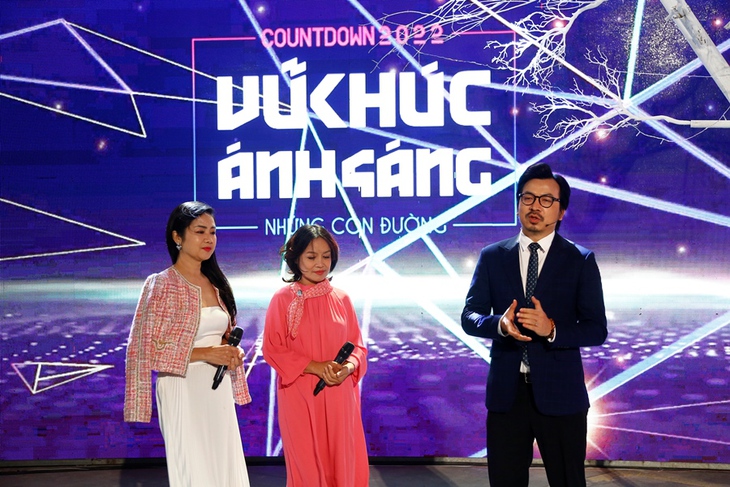 Tùng Dương, Lê Cát Trọng Lý đón 2022 với Vũ khúc ánh sáng - Ảnh 3.