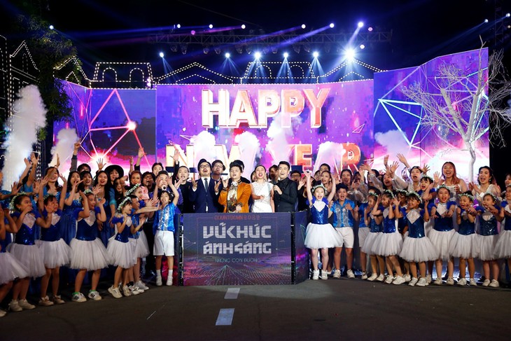 Tùng Dương, Lê Cát Trọng Lý đón 2022 với Vũ khúc ánh sáng - Ảnh 9.