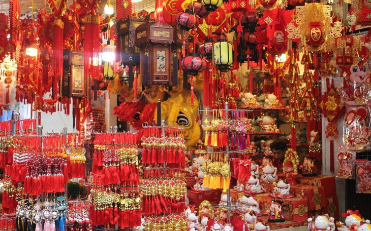 Thị trường đồ trang trí Tết Nhâm Dần bắt đầu sôi động,  - Ảnh 1.
