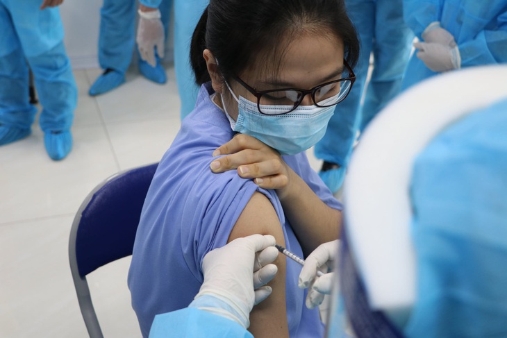 Chiều 1/1: Cả nước tiêm trên 152 triệu liều vaccine phòng COVID-19; 5 người nhiễm biến chủng Omicron tại TP HCM đã âm tính - Ảnh 1. Chiều 1/1: Cả nước tiêm trên 152 triệu liều vaccine phòng COVID-19; 5 người nhiễm biến chủng Omicron tại TP HCM đã âm tính - Ảnh 1.