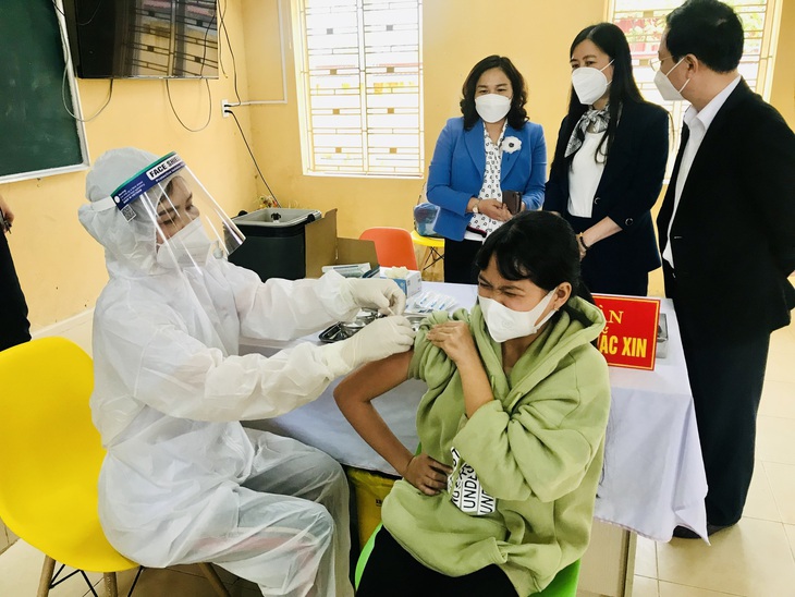 Bộ Y tế "nhắc" 9 tỉnh tăng cường tiêm vaccine phòng COVID-19 cho trẻ từ 12-17 tuổi - Ảnh 1.