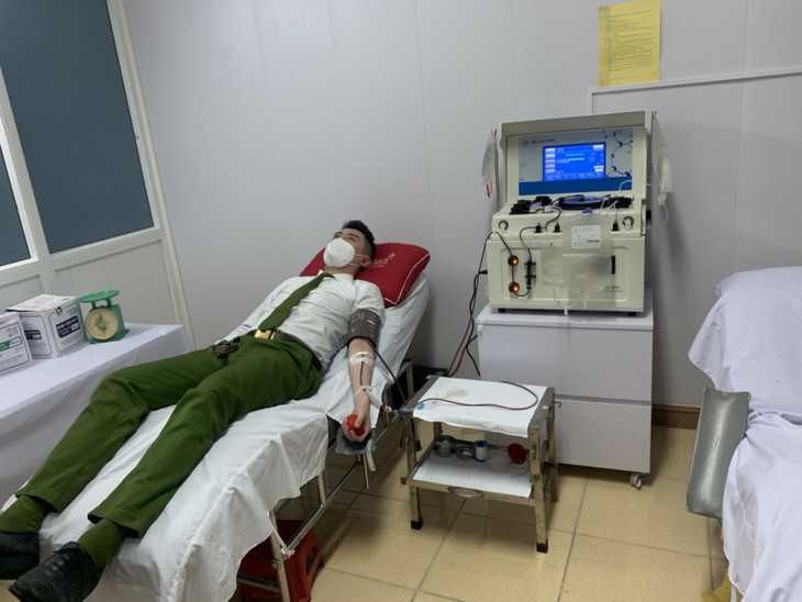 Hai cán bộ công an Hà Tĩnh hiến máu cứu bệnh nhân qua cơn nguy kịch - Ảnh 1. Hai cán bộ công an Hà Tĩnh hiến máu cứu bệnh nhân qua cơn nguy kịch - Ảnh 1.