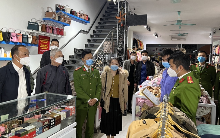 Thanh Hóa: Khởi tố vụ án vợ chồng chủ shop quần áo bạo hành nữ sinh - Ảnh 1.