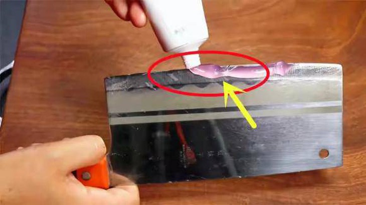 7 mẹo vặt nội trợ với kem đánh răng - Ảnh 2.