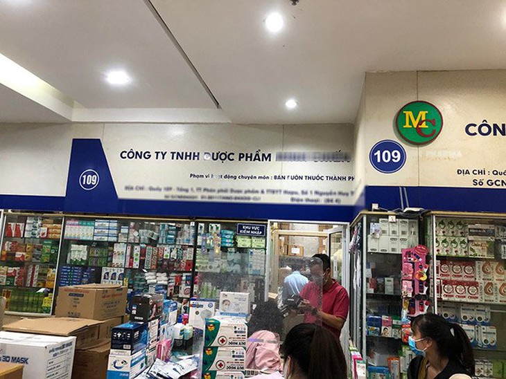 Thu giữ thực phẩm bảo vệ sức khỏe nghi hàng giả ở chợ thuốc lớn nhất Hà Nội - Ảnh 1.