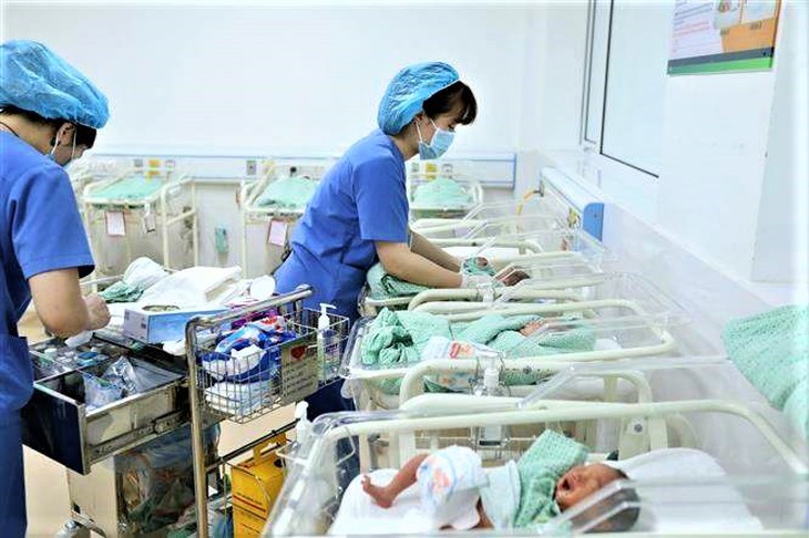 Vĩnh Long thực hiện nhiều giải pháp để tiến tới mức sinh thay thế trong năm 2030 - Ảnh 2.
