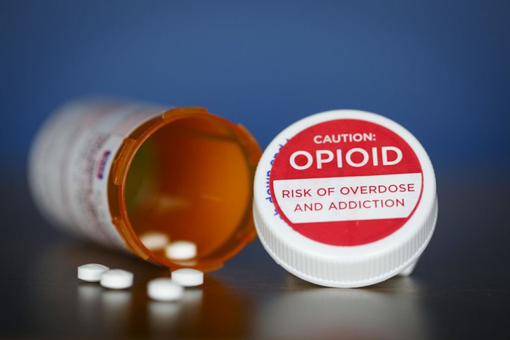 Dùng thuốc giảm đau opioid lâu dài làm tăng nguy cơ bệnh trầm cảm - Ảnh 1.