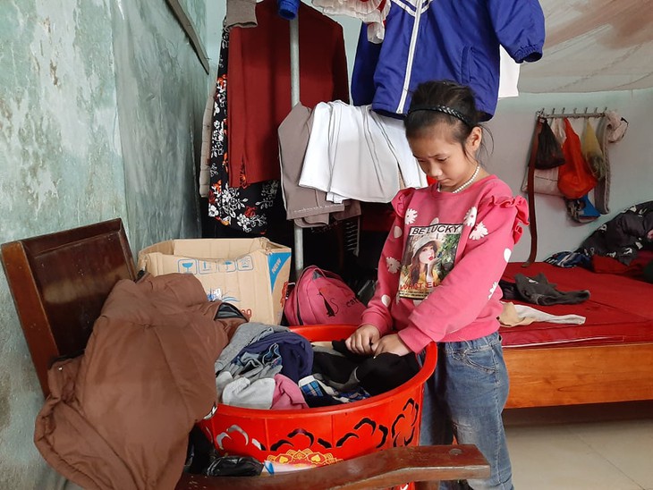 Mẹ mất vì điện giật, bố lênh đênh trên biển nuôi 3 con nhỏ dại - Ảnh 2.