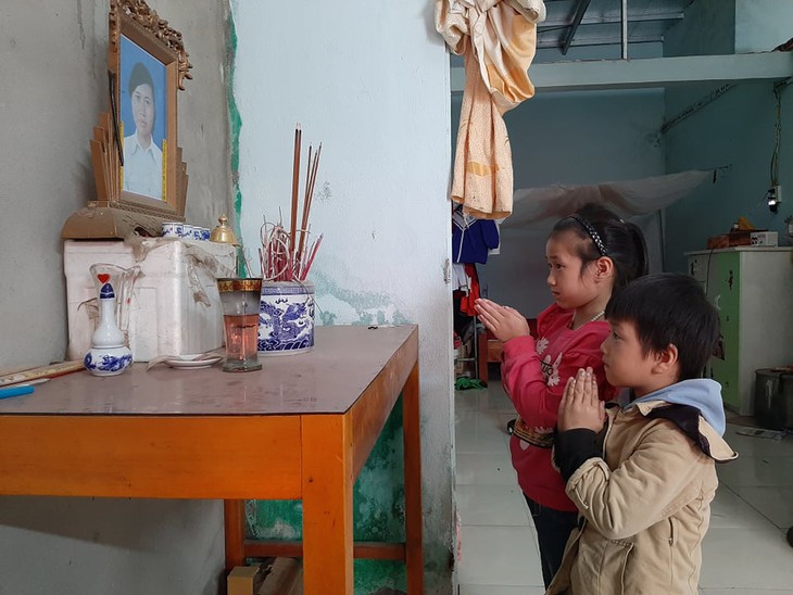 Mẹ mất vì điện giật, bố lênh đênh trên biển nuôi 3 con nhỏ dại - Ảnh 3.