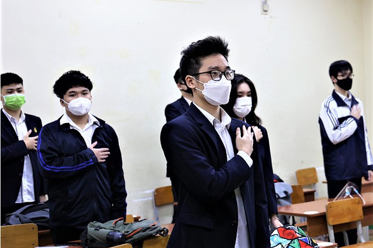 Học sinh lớp 12 trên địa bàn Hà Nội đi học trở lại sau khai giảng - Ảnh 4.
