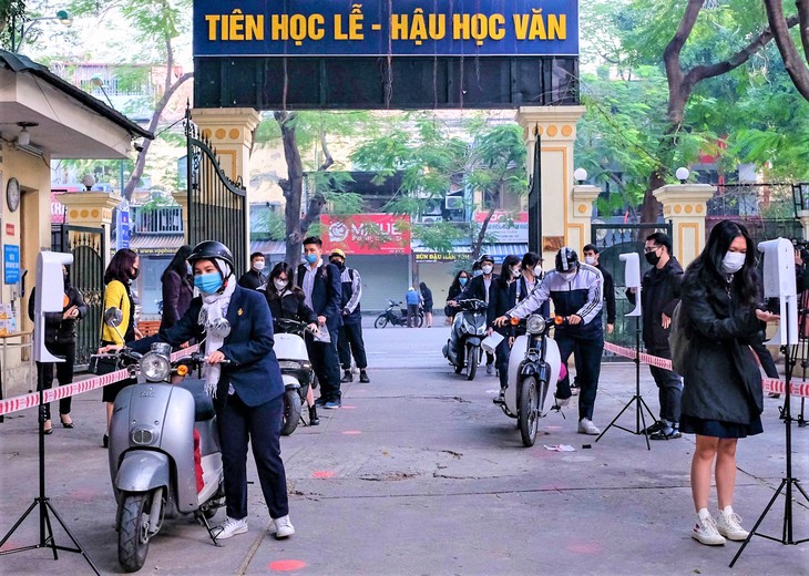 Học sinh lớp 12 trên địa bàn Hà Nội đi học trở lại sau khai giảng - Ảnh 2.