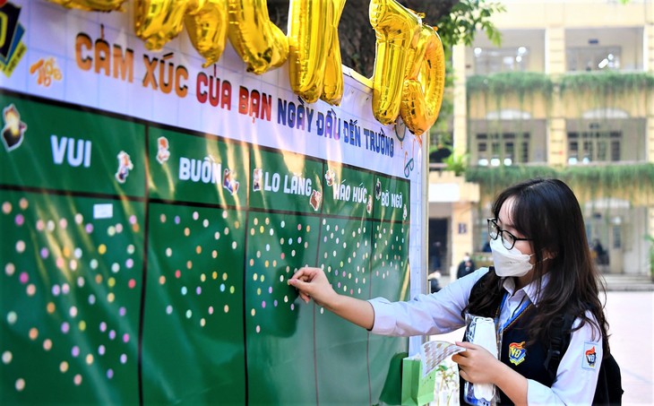 Học sinh lớp 12 trên địa bàn Hà Nội đi học trở lại sau khai giảng - Ảnh 3.