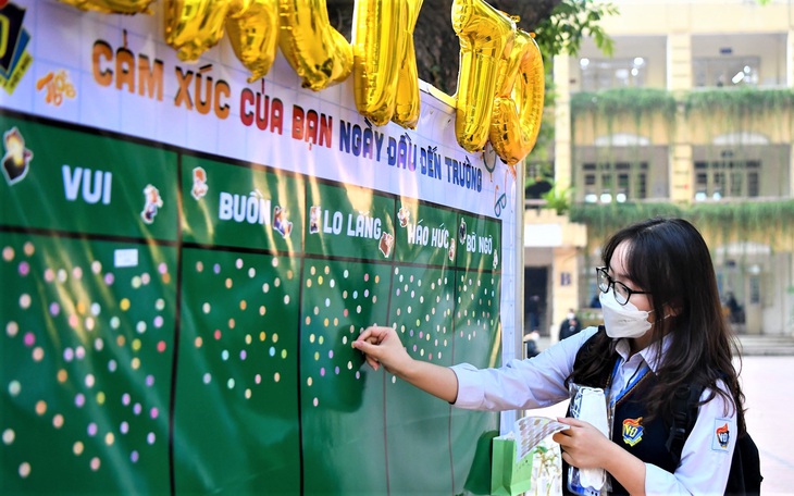 Học sinh lớp 12 ở Hà Nội đi học trở lại