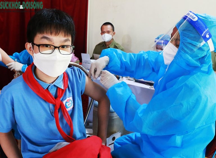 Nghệ An tổ chức tiêm phòng COVID-19 cho học sinh lớp 8,9 - Ảnh 1. Nghệ An tổ chức tiêm phòng COVID-19 cho học sinh lớp 8,9 - Ảnh 1.