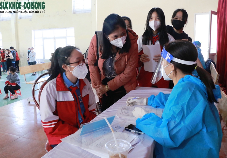 Nghệ An tổ chức tiêm phòng COVID-19 cho học sinh lớp 8,9 - Ảnh 2. Nghệ An tổ chức tiêm phòng COVID-19 cho học sinh lớp 8,9 - Ảnh 2.