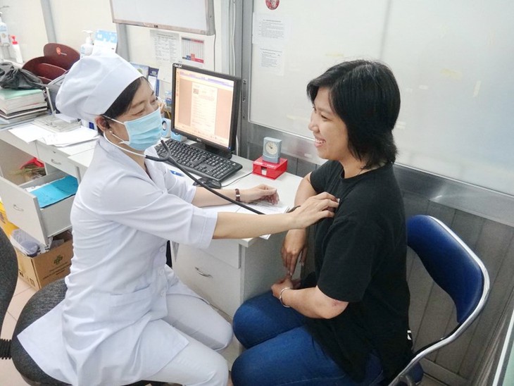 Nguyên nhân nào gây ra dịch âm đạo màu nâu và cách điều trị? - Ảnh 4.