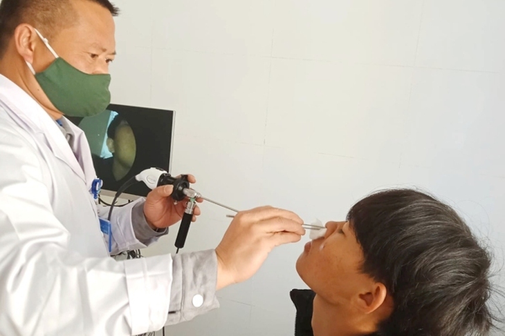 Kinh hãi: Đỉa dài 6cm sống trong mũi thanh niên 18 tuổi - Ảnh 1.