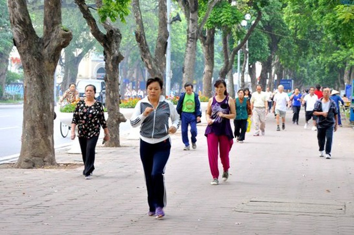 Người cao tuổi nâng cao kỹ năng tự chăm sóc, bảo đảm thích ứng già hóa dân số           - Ảnh 1.