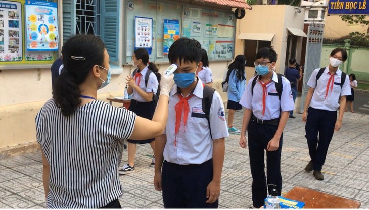 Quy trình phát hiện và xử lý trường hợp mắc COVID-19 tại cơ sở giáo dục - Ảnh 2.