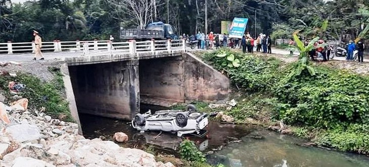 Nghệ An: Xe bán tải lao từ cầu xuống suối khiến 4 nguy kịch - Ảnh 1. Nghệ An: Xe bán tải lao từ cầu xuống suối khiến 4 nguy kịch - Ảnh 1.