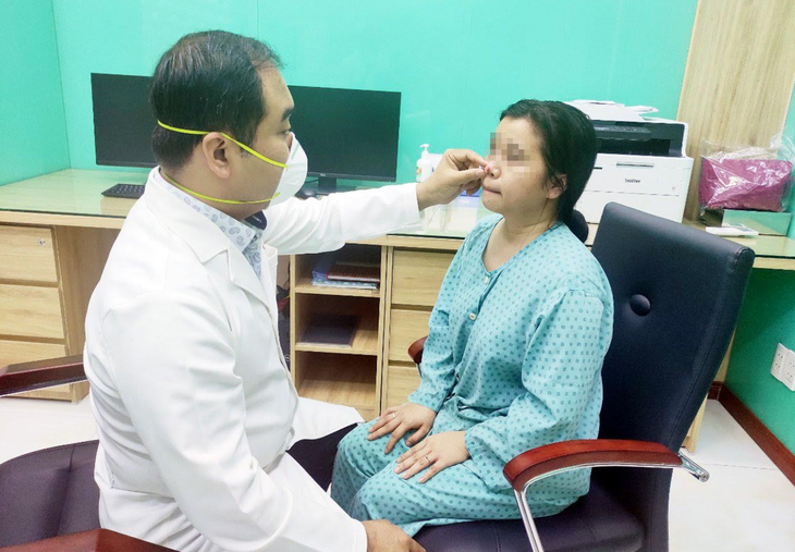 Nhiễm khuẩn, thủng đầu mũi sau nâng mũi 4 năm - Ảnh 3.