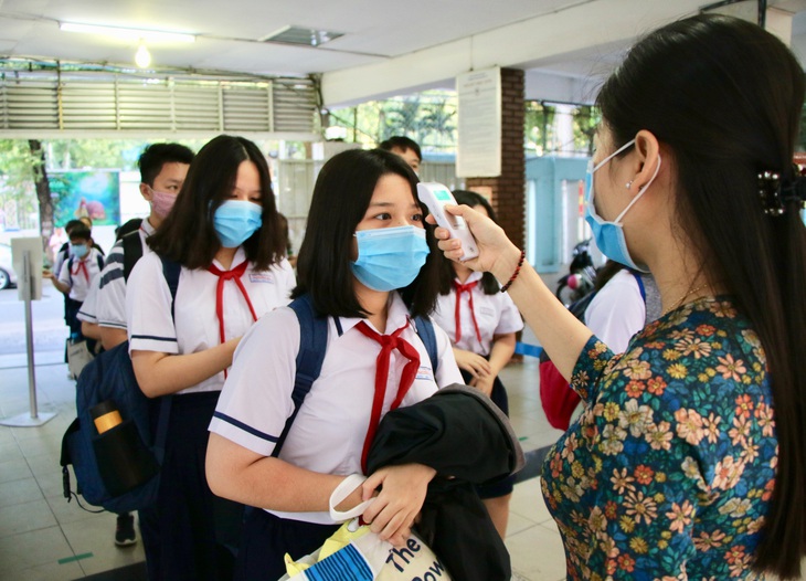 Số ca mắc COVID-19 vẫn cao, TP.HCM tạm hoãn dạy trực tiếp lớp 1 và mẫu giáo 5 tuổi - Ảnh 1.