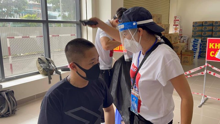 Ca sĩ Phương Thanh trổ tài cắt tóc, hát trong khu cách ly - Ảnh 3.