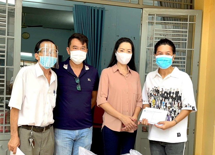 ‘Nhường cơm xẻ áo’ hay là những câu chuyện cảm động về tình nghệ sĩ trong mùa COVID-19 - Ảnh 5. ‘Nhường cơm xẻ áo’ hay là những câu chuyện cảm động về tình nghệ sĩ trong mùa COVID-19 - Ảnh 5.