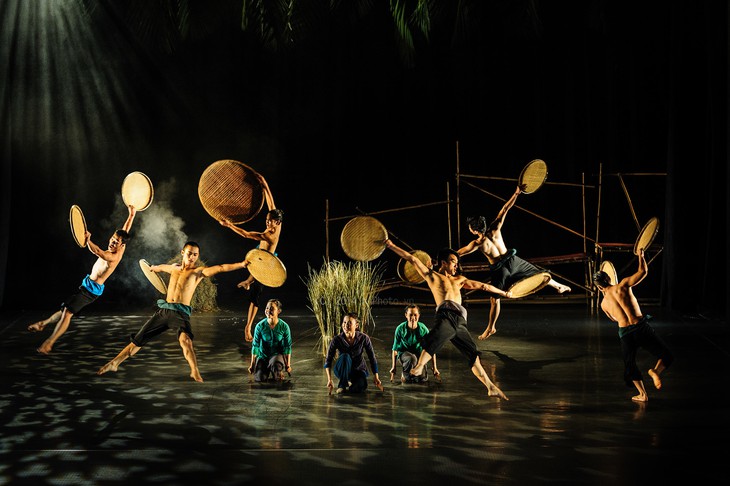 ‘Nhường cơm xẻ áo’ hay là những câu chuyện cảm động về tình nghệ sĩ trong mùa COVID-19 - Ảnh 4. ‘Nhường cơm xẻ áo’ hay là những câu chuyện cảm động về tình nghệ sĩ trong mùa COVID-19 - Ảnh 4.