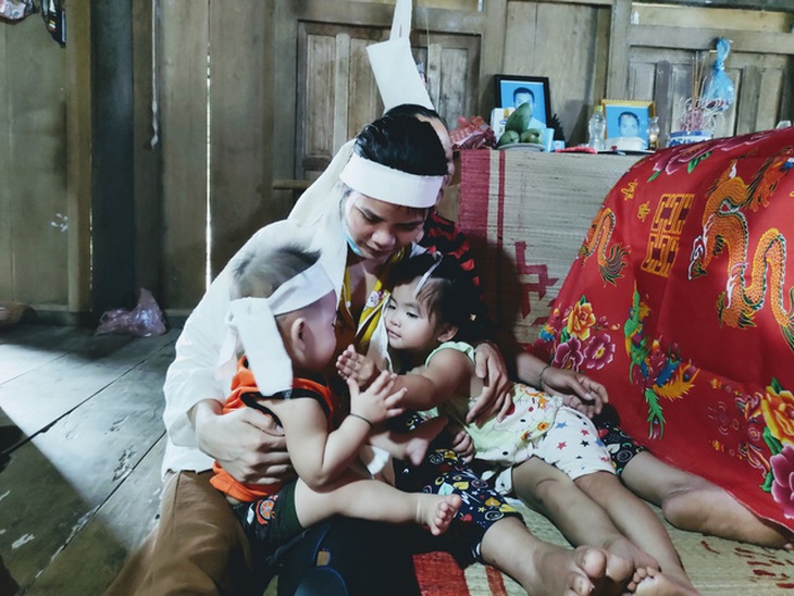 Tương lai mờ mịt của hai đứa trẻ khi bố qua đời, mẹ bệnh nặng - Ảnh 2. Tương lai mờ mịt của hai đứa trẻ khi bố qua đời, mẹ bệnh nặng - Ảnh 2.