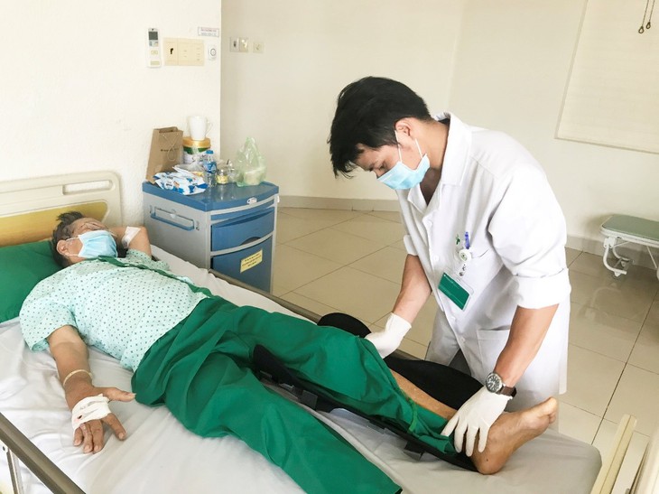 Tai nạn hi hữu khi đang thực hiện nhiệm vụ chống dịch COVID-19 - Ảnh 2.