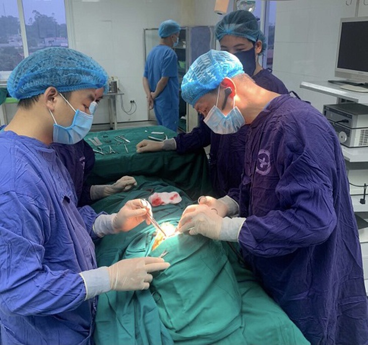 Phục hồi xương gò má và xương hàm cho cụ ông 87 tuổi - Ảnh 1.