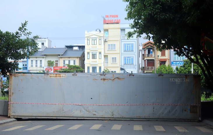 Hà Nội: Dùng thùng container, xe tải, ống cống làm chốt cứng kiểm soát dịch COVID-19 - Ảnh 5.